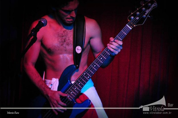 Rian Brito no palco, tocando baixo (Foto: Facebook/Reprodução)