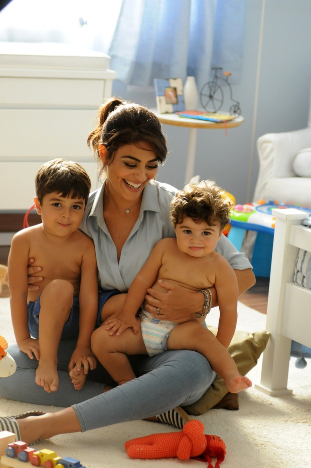 Juliana Paes com os filhos em campanha (Foto: André Durão / Divulgação)
