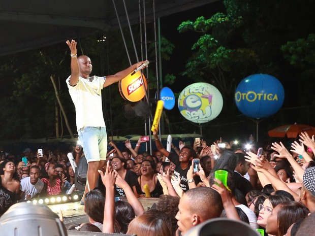 Thiaguinho em show wm Salvador, na Bahia (Foto: Ag. News)