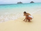 Carol Portaluppi posa em praia do Havaí e recebe declaração: 'Te amo'