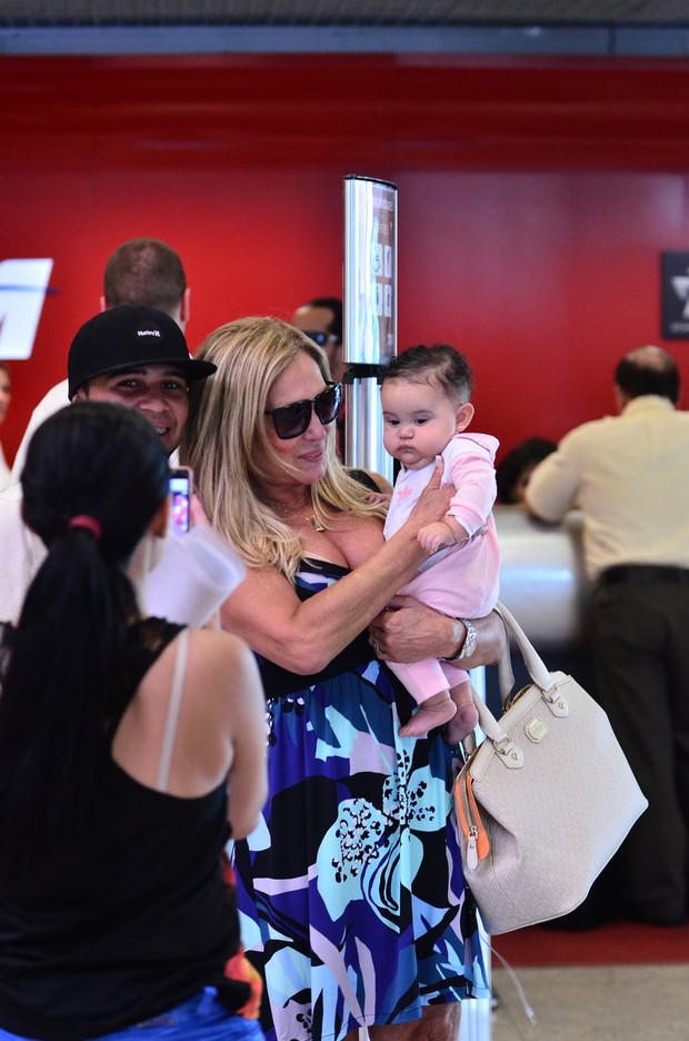 Susana Vieira segura bebê no colo em aeroporto para foto (Foto: William Oda / Agnews)