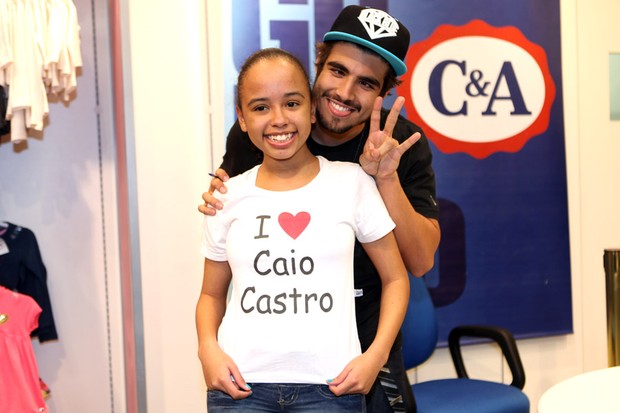 Caio Castro tira foto com fãs (Foto: Iwi Onodera / EGO)