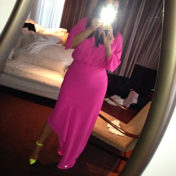 Kim Kardashian no quarto do hotel (Foto: Instagram / Reprodução)
