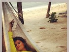 Isabeli Fontana posa deitada em rede: 'Isso que é vida de diva'