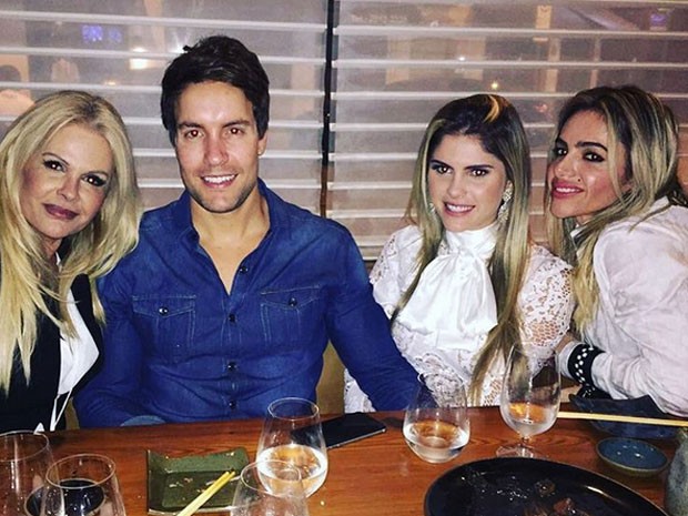 Monique Evans, Antonio Villarejo, Bárbara Evans e Cacá Werneck jantam juntos (Foto: Instagram/ Reprodução)
