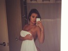 Andressa Urach posa só de toalha no banheiro de Las Vegas