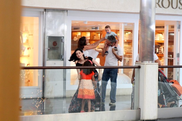 Tânia Khalill se encontram com Ângelo Paes Leme e família em shopping no Rio (Foto: Daniel Delmiro/ Ag. News)