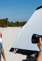 Gisele Bündchen posa de maiô para campanha, em Miami