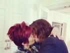 Casados há 32 anos, Sharon e Ozzy Osbourne dão beijo apaixonado