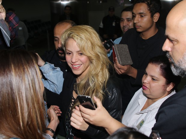 Shakira com fãs no aeroporto internacional de Guarulhos, em São Paulo (Foto: Thiago Duran/ Ag. News)