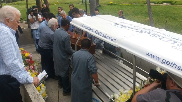 Corpo de Orival Pessini segue para enterro (Foto: Lucas Pasin / EGO)