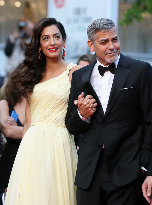 Amal Alamuddin e George Clooney na première de Jogo do Dinheiro, no Festival de Cannes (Foto: AFP)