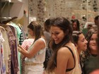 Bruna Marquezine renova guarda-roupa em shopping do Rio