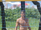 Márcio Garcia joga futevôlei em praia do Rio