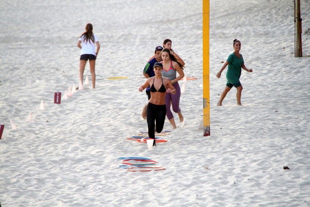 Carolina Dieckmann treina na praia da Barra da Tijuca, RJ (Foto: Daniel Delmiro / AgNews)