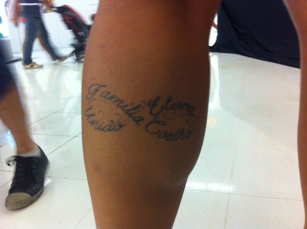 Tatuagem da família na perna da irmã de André (Foto: Felipe Abílio/Ego)