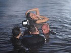Sensual, Selena Gomez grava clipe na água  