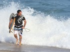 Humberto Martins pega onda em praia no Rio de Janeiro 
