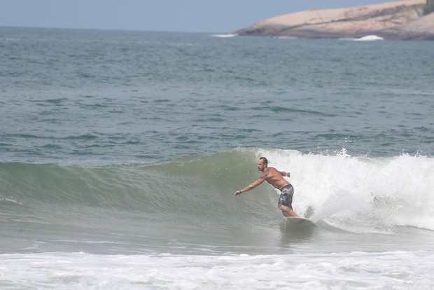 Paulo Vilhena surfa na Prainha (Foto: Dilson Silva / Agnews)