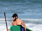 Marcelo Serrado relaxa à beira-mar após praticar stand up paddle