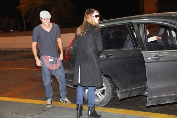 Paolla Oliveira chega a aeroporto com o namorado, Joaquim Lopes (Foto: Rodrigo dos Anjos/Ag News)