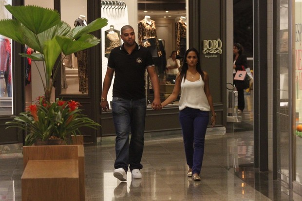 Adriano com a namorada em shopping do Rio (Foto: Marcos Ferreira / Foto Rio News)