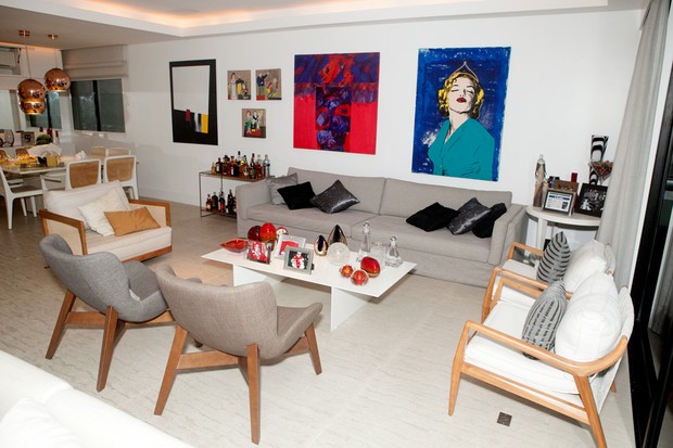 Sala de estar. Quadros coloridos e vasos de murano garantem alegria em ambiente (Foto: Anderson Barros EGO)