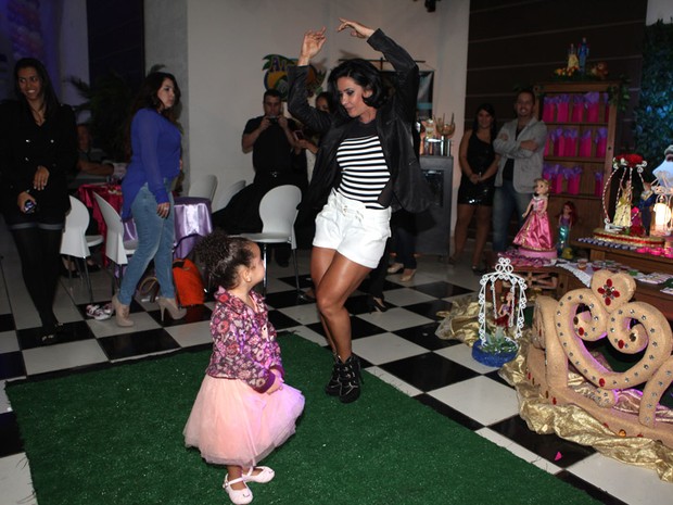 Scheila Carvalho com a filha, Giulia, em festa em São Paulo (Foto: Iwi Onodera/ EGO)
