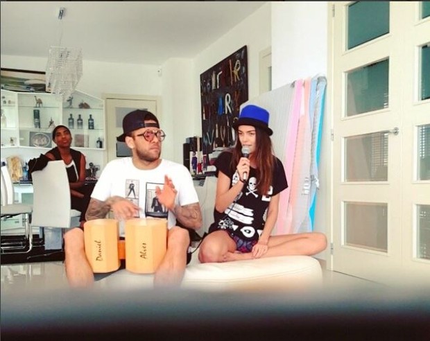 Daniel Alves mostra rebolado e canta em tarde de karaokê com Joana Sanz  (Foto: Reprodução do Instagram)