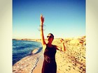 Thaila Ayala posta foto com look estiloso em Ibiza