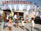 Mãe de Ronaldo Fenômeno leva as netas ao circo no Rio