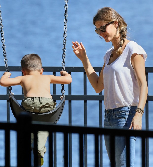 Gisele Bündchen e o filho, Benjamin, em parque em Boston, nos Estados Unidos (Foto: Grosby Group/ Agência)