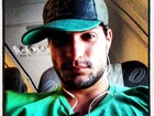 Ex-BBB André Martinelli posta foto em avião e exibe visual cansado