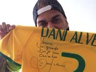 Ivete Sangalo mostra camisa da seleção autografada por Daniel Alves