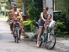 Fernanda Lima e Rodrigo Hilbert pedalam com os filhos no Rio