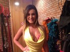 Com o corpo pintado, Andressa Urach usa vestido do Brasil em show