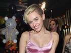 Miley Cyrus é convidada para dirigir filme pornô, diz site