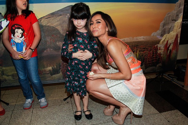 Sabrina Sato e crianças na Pré-estreia do filme Khumba (Foto: Manuela Scarpa/Photo Rio News)
