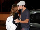 Paolla Oliveira ganha beijo do namorado antes de embarcar