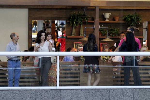Fátima Bernardes com a família no shopping (Foto: Johnson Parraguez / Foto Rio News)