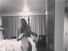 Elsa Hosk sensualiza ao postar selfie nua e coberta apenas com uma toalha