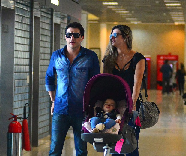 Wellington Muniz e Mirella Santos com a filha no aeroporto Santos Dumont (Foto: William Oda / AgNews)