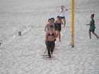 Carolina Dieckmann tem tarde de treino na praia