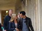 Em clima romântico, Jennifer Aniston e Justin Theroux passeiam por Paris