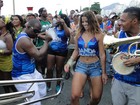 Renata Santos exibe cinturinha de 64 cm em desfile de bloco no Rio
