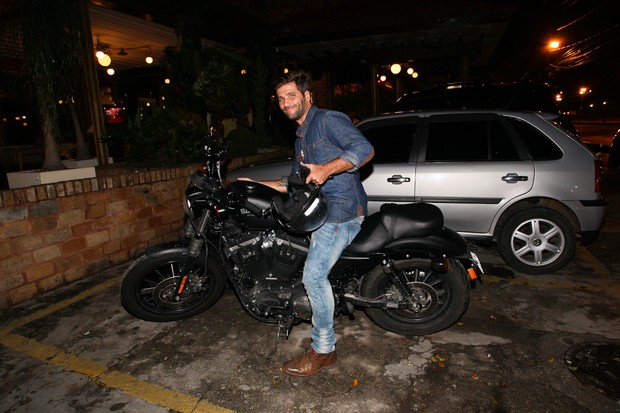 Bruno Gagliasso deixa restaurante no Rio de moto (Foto: Manuela Scarpa e Marcos Ribas/ Foto Rio News)