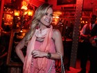 Penélope Charmosa: Eliana usa look todo rosa para se divertir com amigas
