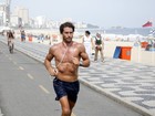 Flávio Canto exibe barriga sarada durante corrida em praia no Rio