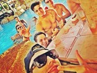 Luan Santana curte piscina com os amigos e exibe braço musculoso