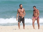 Paulinho Vilhena vai à praia com Eri Johnson